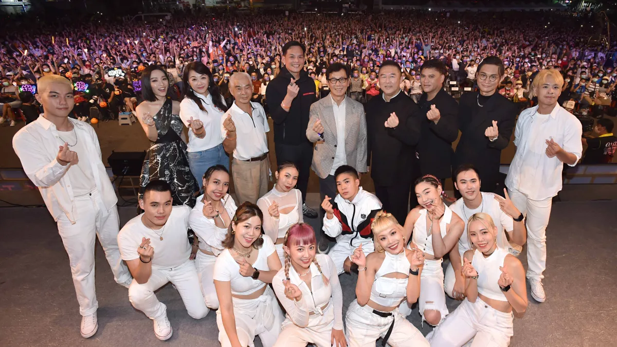 台灣大今年首創以流行音樂加古典管絃樂團結合霹靂舞跨域合作,以及長達480秒煙火秀,吸引逾2萬民眾聲聲讚嘆。(圖/台灣大哥大提供)