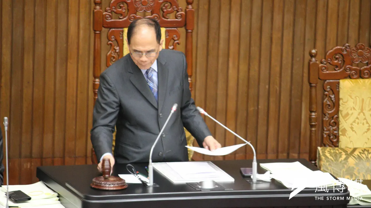 立法院長游錫堃1日於立法院宣布《道路交通安全基本法》三讀通過。(鍾秉哲攝) 立法院長游錫堃1日於立法院宣布《道路交通安全基本法》三讀通過。(鍾秉哲攝)