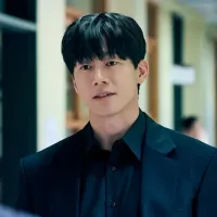 近年話題となった「ダークホース」韓国ドラマ10作品を紹介。『鉄拳教育』『サラ・キムという女』『ソンジェ背負って走れ』もランクイン。放送開始前の期待を覆し、最終回で名作として評価を確立した作品もある。(写真/IMDbより) 近年話題となった「ダークホース」韓国ドラマ10作品を紹介。『鉄拳教育』『サラ・キムという女』『ソンジェ背負って走れ』もランクイン。放送開始前の期待を覆し、最終回で名作として評価を確立した作品もある。(写真/IMDbより)