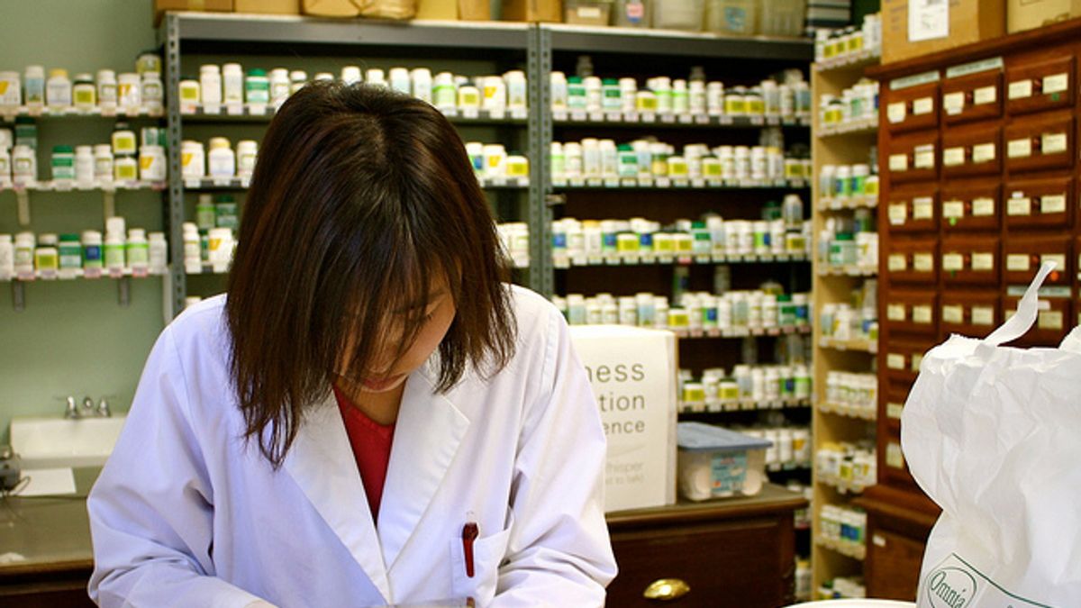 相較於處方藥,市售成藥更值得我們關注,畢竟處方藥是醫師針對個人身體狀況開藥,是「針對性的下藥」。(圖/Spot Us@flickr) 相較於處方藥,市售成藥更值得我們關注,畢竟處方藥是醫師針對個人身體狀況開藥,是「針對性的下藥」。(圖/Spot Us@flickr)