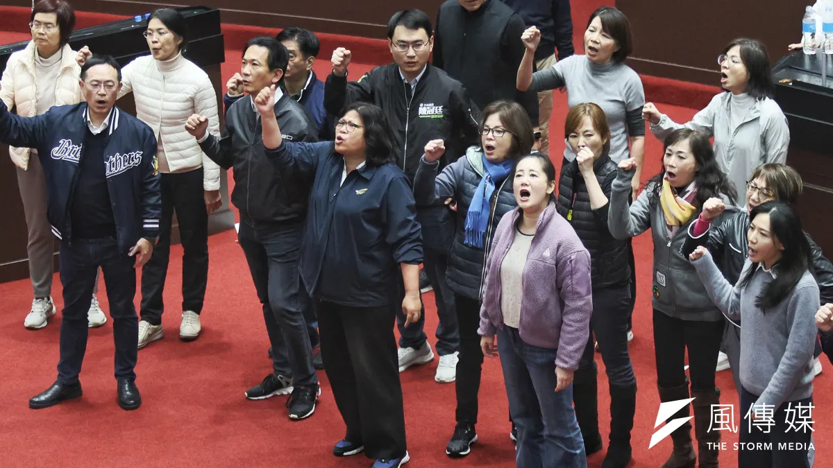 立法院會12月20日處理「選罷法」修法等議案,民進黨立委吳思瑤等人在議場內喊口號表達立場。(資料照,柯承惠攝)