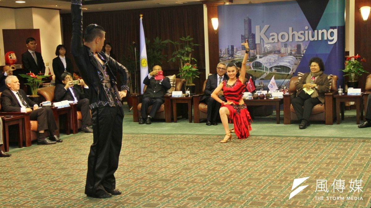 阿根廷虎城市市長拜會高雄,高雄以阿根廷探戈舞迎接遠來貴賓。(楊伯祿攝) 阿根廷虎城市市長拜會高雄,高雄以阿根廷探戈舞迎接遠來貴賓。(楊伯祿攝)