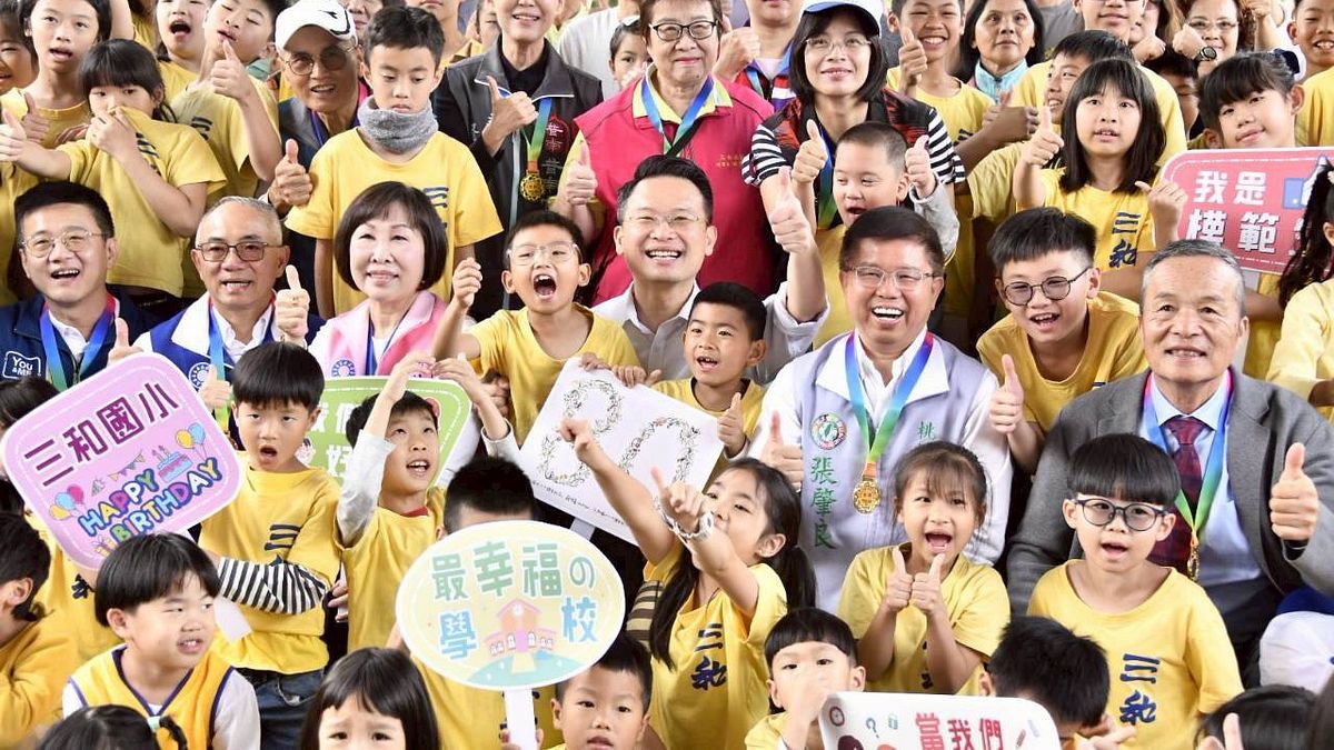 蘇俊賓變身「最強插畫家」救援三和國小 80 周年,親繪魯冰花 LOGO 加碼「入學禮」搶學生