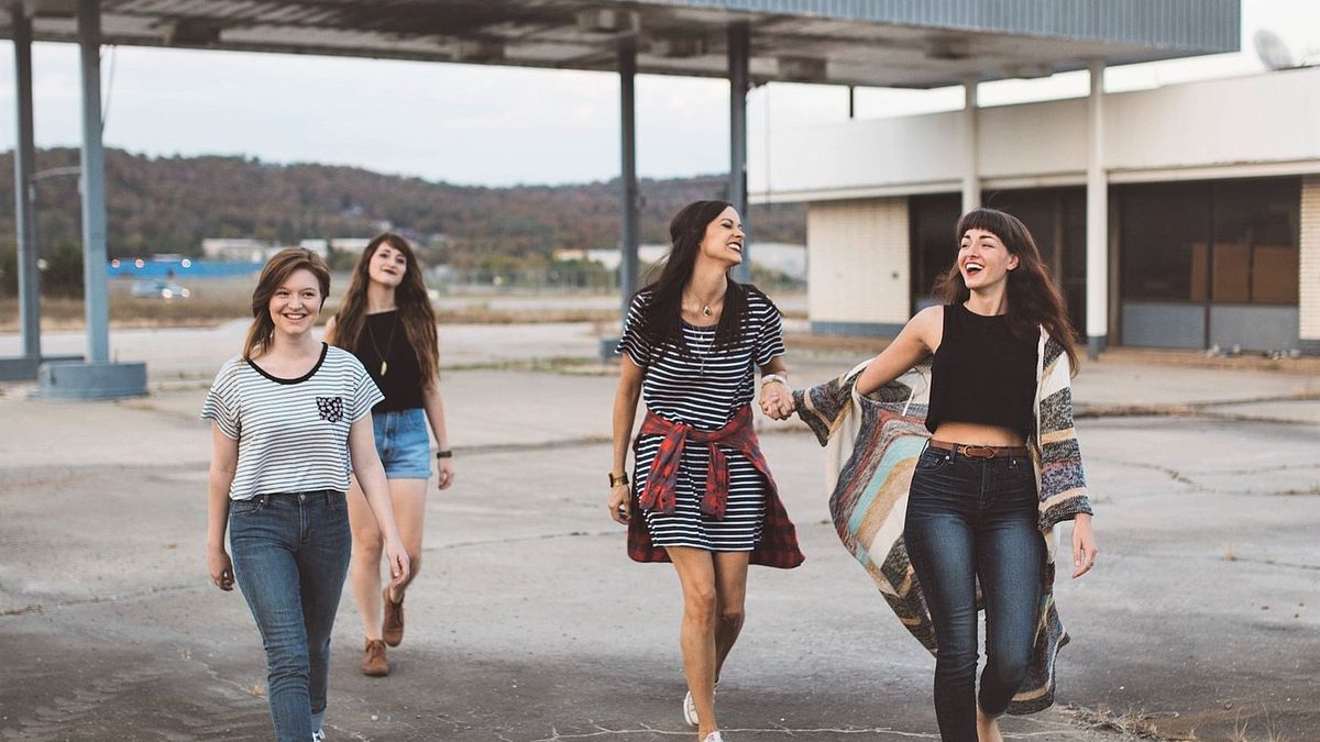 跟外國朋友提議,一起去逛街、看電影、旅行等,如果只會用 let's do something是不是太膩了?教你4種句型,讓你的對話有更多變化。 (圖/Free-Photos@pixabay) 跟外國朋友提議,一起去逛街、看電影、旅行等,如果只會用 let's do something是不是太膩了?教你4種句型,讓你的對話有更多變化。 (圖/Free-Photos@pixabay)