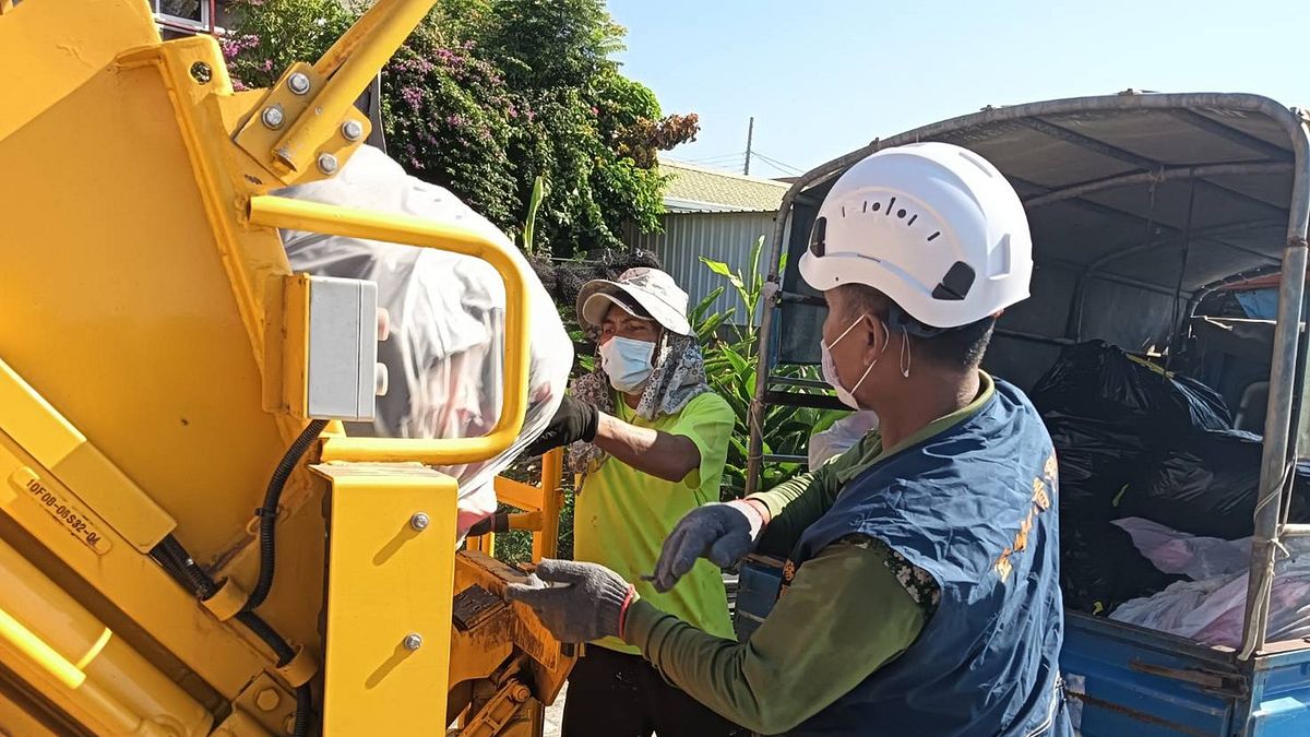 臺東縣環保局提醒民眾, 若有廢棄大型家具的清運需求, 應事先聯繫所在地清潔隊預約 。(圖/臺東縣政府環保處提供) 臺東縣環保局提醒民眾, 若有廢棄大型家具的清運需求, 應事先聯繫所在地清潔隊預約 。(圖/臺東縣政府環保處提供)