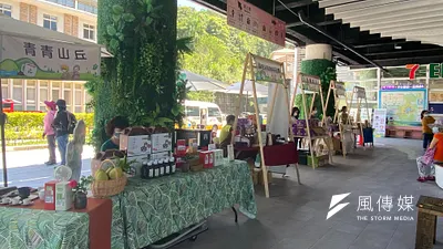 中部在地茶農、咖啡農一起集合在農萊市集,人民眾品嚐自家特色茶飲。(圖/王秀禾)