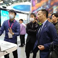 工務局と日本東京首都高速道路株式会社が経験交流会を行い、2025高雄スマートシティ展を視察。(写真/高雄市工務局提供) 工務局と日本東京首都高速道路株式会社が経験交流会を行い、2025高雄スマートシティ展を視察。(写真/高雄市工務局提供)