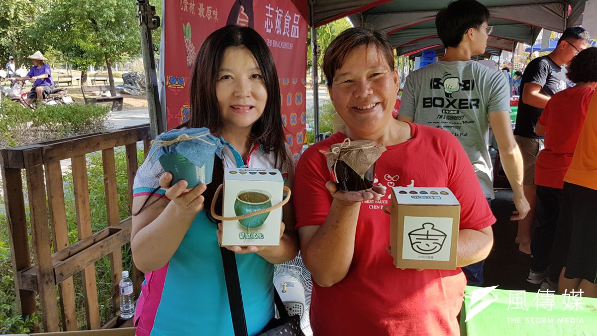 樹科大教授陳雯萍(左)創意發想,為醬缸文創美食再添特色。(圖/徐炳文攝) 樹科大教授陳雯萍(左)創意發想,為醬缸文創美食再添特色。(圖/徐炳文攝)