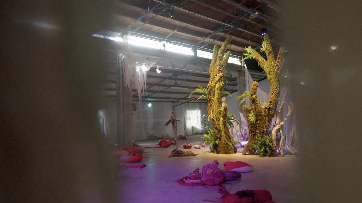 「回巢」展覽的大型巢穴作品,踏入此地就像回到子宮被溫柔包覆,一切好與壞都被她包容、吸納。(圖/我的子宫,我的大地母親臉書粉專)