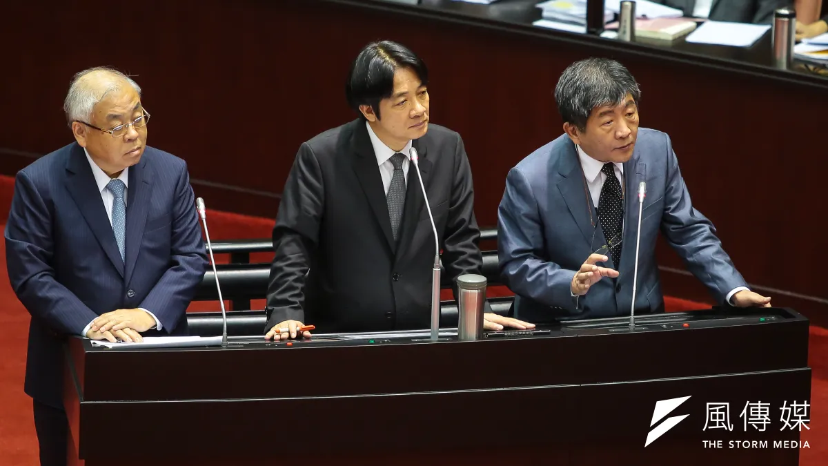 衛福部推出二億育兒百寶箱政策,卻只花一半算推公托。圖為部長陳時中、行政院長賴清德立院備詢。(顏麟宇攝)