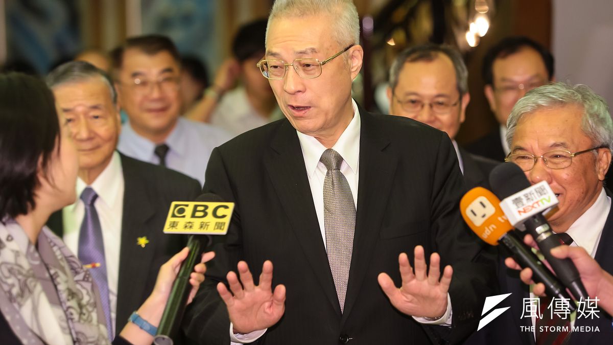 前副總統吳敦義17日上午出席「中華民國消防退休人員協會」活動時,轟蔡政府「實在有夠么壽」。(顏麟宇攝) 前副總統吳敦義17日上午出席「中華民國消防退休人員協會」活動時,轟蔡政府「實在有夠么壽」。(顏麟宇攝)