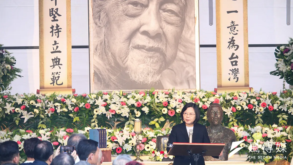 今(13)日下午民間團體發起「與史明再走一段台灣路」大遊行,送別於9月份過世、享壽103歲之台獨革命者史明,總統蔡英文(見圖)下午也至公祭現場致意。(蔡親傑攝)