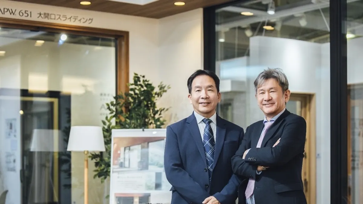 YKK AP建材深耕台灣36年,各大建商指定鋁窗第一品牌,台灣YKK AP董事長安田典生(右)與台灣YKK AP總經理張國安(左)。(圖/YKK AP 提供) YKK AP建材深耕台灣36年,各大建商指定鋁窗第一品牌,台灣YKK AP董事長安田典生(右)與台灣YKK AP總經理張國安(左)。(圖/YKK AP 提供)