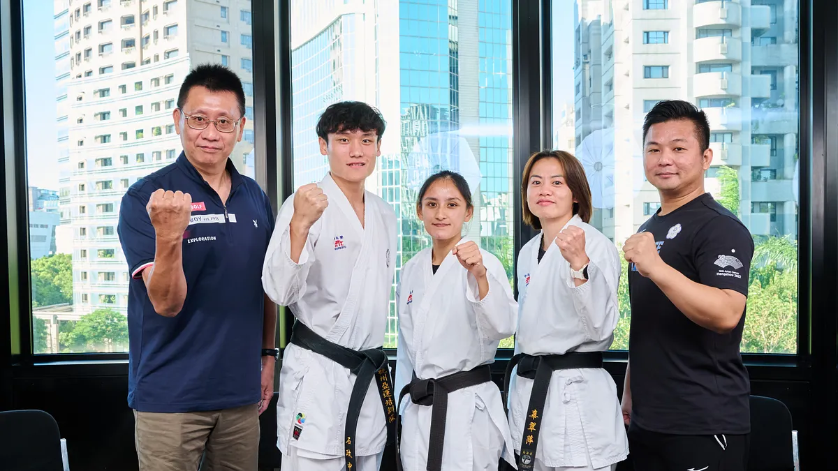 左起:教練黃泰吉、選手石政中、選手谷筱霜、選手辜翠萍、亞運教練鄧世瑀。 左起:教練黃泰吉、選手石政中、選手谷筱霜、選手辜翠萍、亞運教練鄧世瑀。