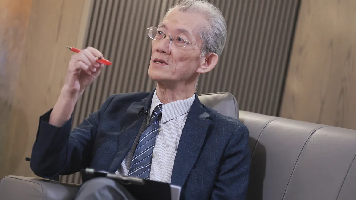 台大政治系名誉教授の明居正氏は、番組「下班瀚你聊」で、中国共産党(中共)が台湾情勢に対する日本の介入可能性を十分に認識していると分析した。(写真/柯承惠撮影) 台大政治系名誉教授の明居正氏は、番組「下班瀚你聊」で、中国共産党(中共)が台湾情勢に対する日本の介入可能性を十分に認識していると分析した。(写真/柯承惠撮影)