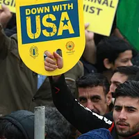 イラン革命40周年:反米スローガンを掲げるイランの若者たち。(AP通信) イラン革命40周年:反米スローガンを掲げるイランの若者たち。(AP通信)