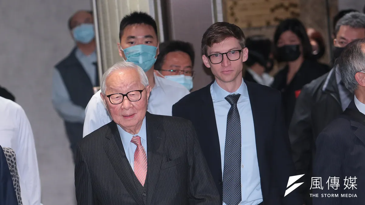 台積電創辦人張忠謀(左)稱「半導體全球化已死」,「晶片戰爭」作者米勒(右)認為「沒有死,而是轉型」。(顏麟宇攝)