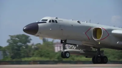 「聯合利劍─2024B」多批多架轟-6K戰機掛載實彈,對台灣港口軍事目標,實施多波次模擬聯合打擊。(取自央視軍事)