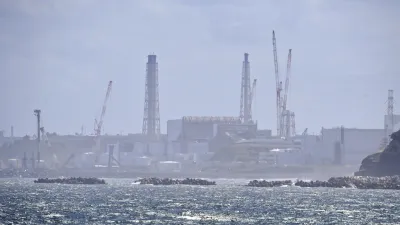2023年8月24日,從海上遠眺福島第一核電廠。(美聯社)
