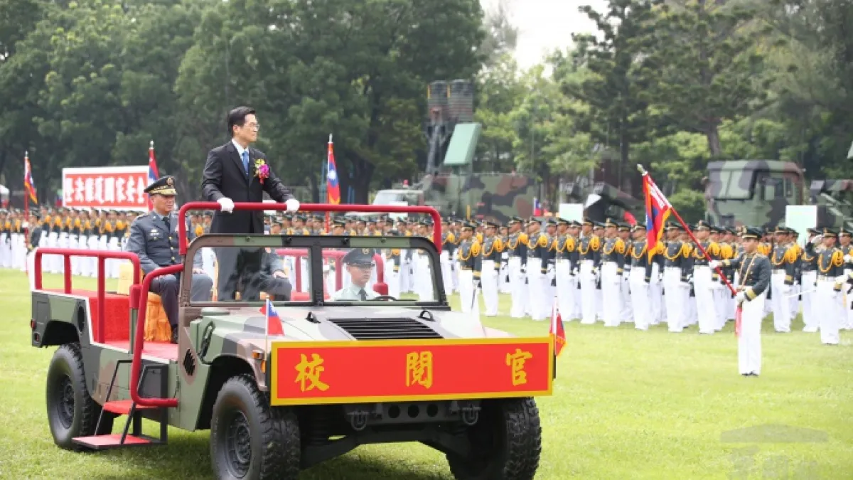 圖為黃埔建軍95周年校慶,時任國防部長的嚴德發校閱部隊照。(資料照,軍聞社)