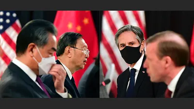 中美阿拉斯加會談,布林肯與楊潔篪在會談中互不相讓、火花四射。(美聯社,風傳媒合成)