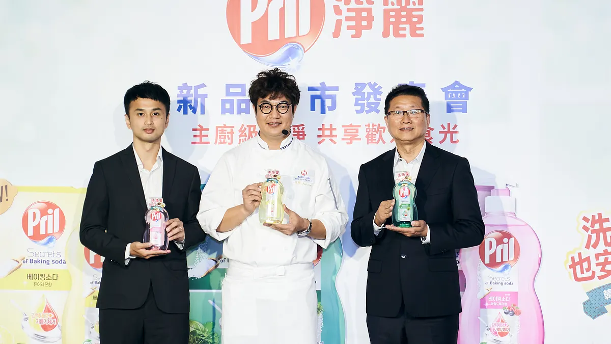 Pril淨麗小蘇打高效洗碗精新品上市。左起台灣漢高資深行銷經理張書桓、Pril代言人五星主廚孫榮、台灣漢高總經理楊崇信。(圖/Pril淨麗提供) Pril淨麗小蘇打高效洗碗精新品上市。左起台灣漢高資深行銷經理張書桓、Pril代言人五星主廚孫榮、台灣漢高總經理楊崇信。(圖/Pril淨麗提供)