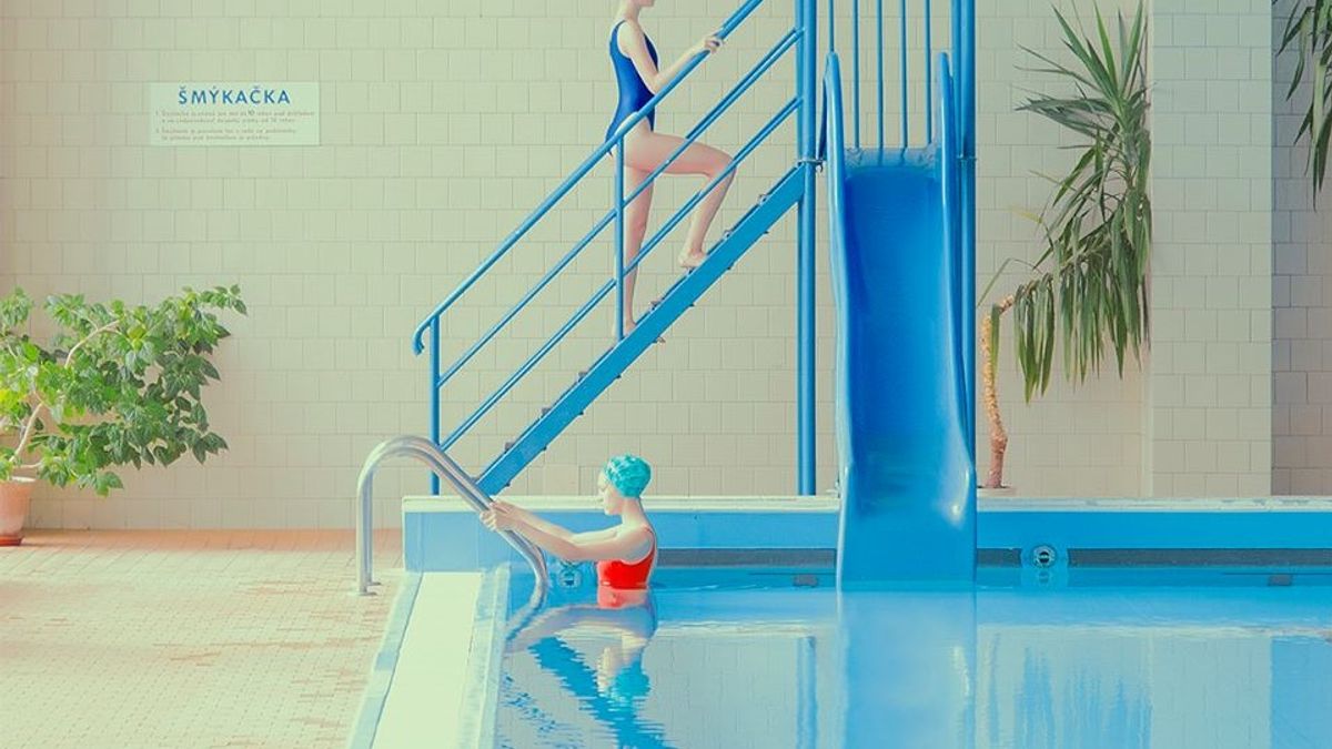 Maria Svarbova喜歡拍攝泳池,為平常濕悶、不起眼的空間添增夢幻氣息,原來藍色也可以看起來那麼和煦溫暖。(圖/Maria Svarbova photography臉書粉專) Maria Svarbova喜歡拍攝泳池,為平常濕悶、不起眼的空間添增夢幻氣息,原來藍色也可以看起來那麼和煦溫暖。(圖/Maria Svarbova photography臉書粉專)