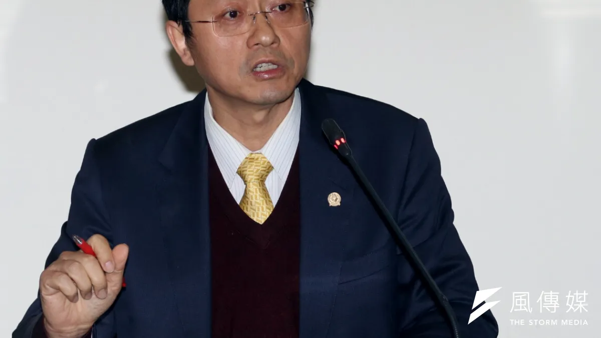 13日晚間台大副校長郭大維召開記者會,說明郭明良教授等人疑似違反學術倫理案階段性調查報告內容。(蘇仲泓攝)