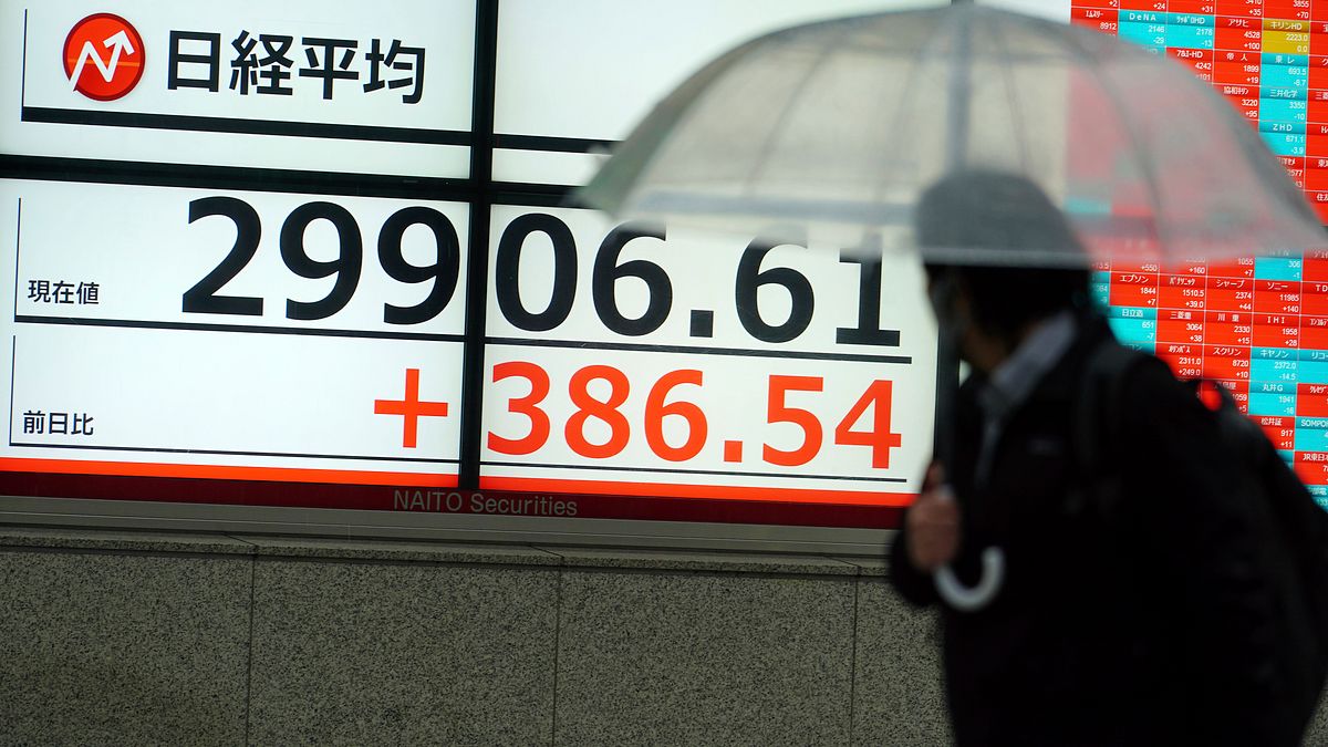 東京股市日經指數15日開盤後不久漲破3萬點大關,為泡沫經濟期以來,時隔30年6個月首見。日股、日本股市(AP) 東京股市日經指數15日開盤後不久漲破3萬點大關,為泡沫經濟期以來,時隔30年6個月首見。日股、日本股市(AP)