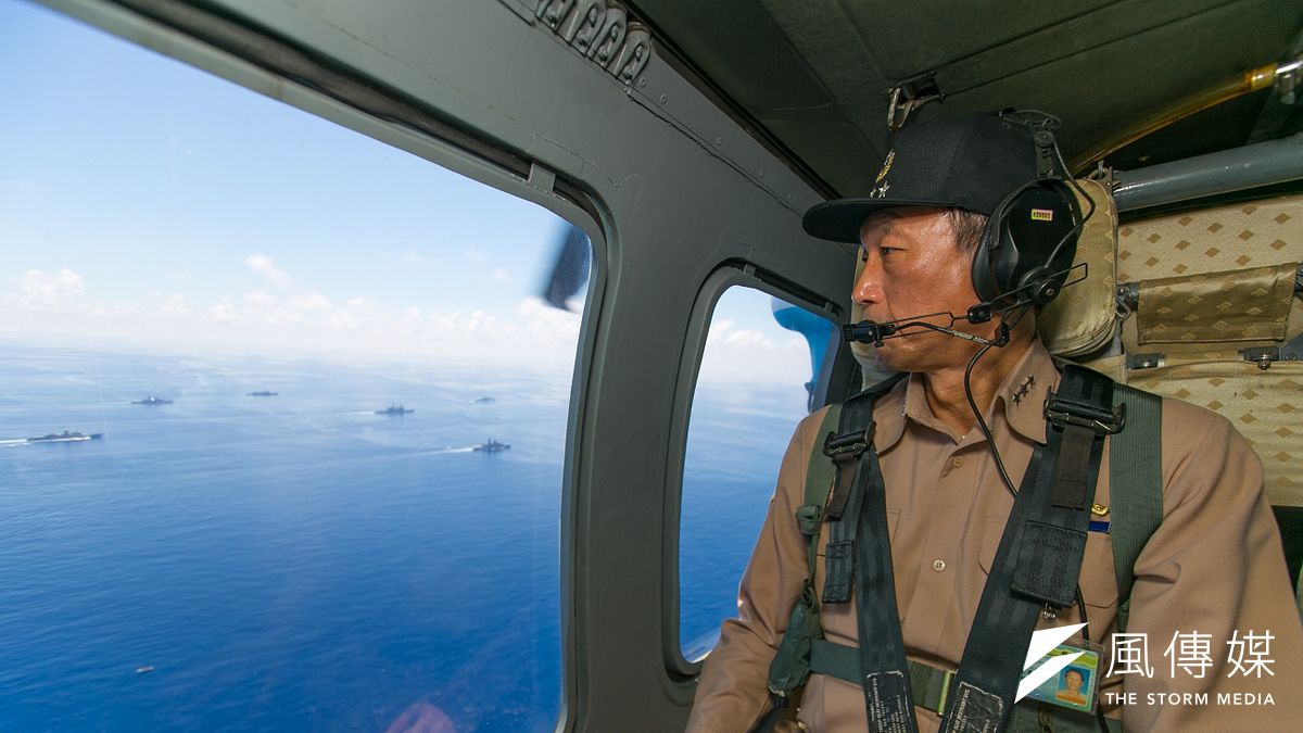 國軍曾在遼寧號通過台海期間,派出海軍基隆級等7艘軍進行海空聯合軍演。圖為參謀總長李喜明搭乘S-70C直升機視察操演。(國防部提供) 國軍曾在遼寧號通過台海期間,派出海軍基隆級等7艘軍進行海空聯合軍演。圖為參謀總長李喜明搭乘S-70C直升機視察操演。(國防部提供)