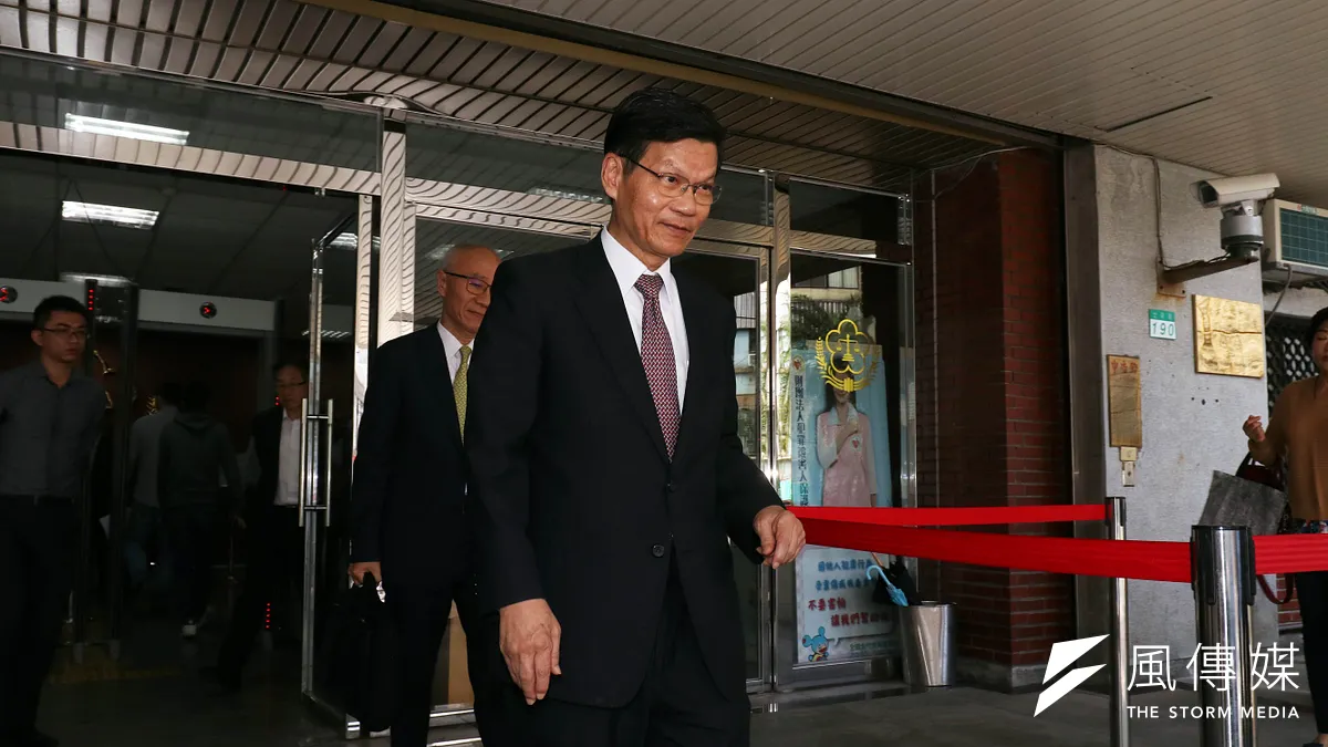 熬過三年,浩鼎案一審判決,前中研院長翁啓惠無罪。圖為翁啟惠中午離開士林地院。 (蘇仲泓攝)