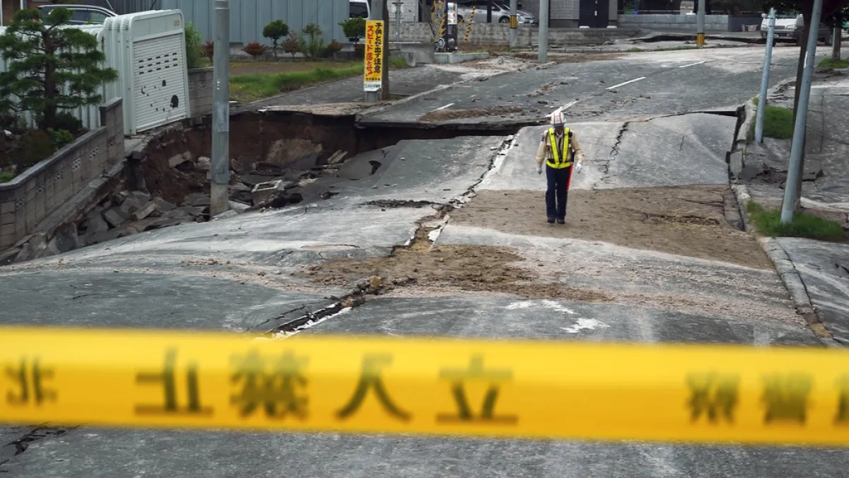 半導體矽晶圓廠勝高(SUMCO)千歲廠受北海道強震影響停工,市場認為將使得矽晶圓供應更吃緊,價格不排除進一步調漲。圖為地震後北海道破裂的路面。(資料照,美聯社)