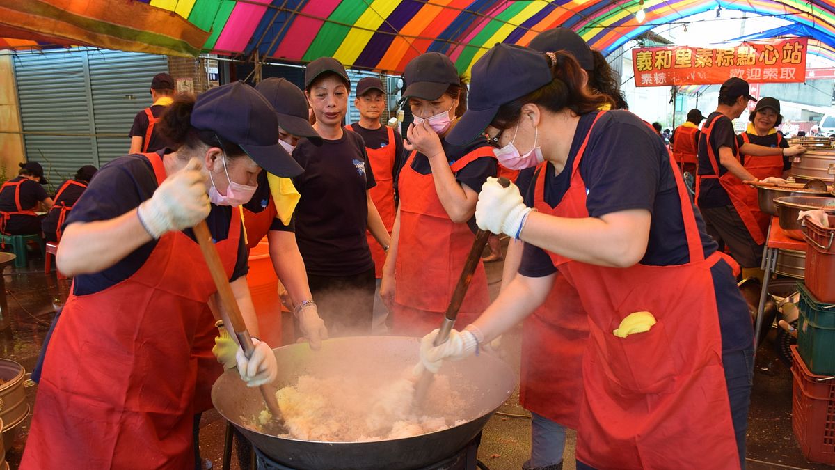 參加大甲媽遶境不餓肚 志工為信眾發送2.5萬顆素粽 參加大甲媽遶境不餓肚 志工為信眾發送2.5萬顆素粽