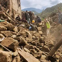 アフガニスタン東部でマグニチュード6.0の強震が発生し、1400人以上が犠牲となった。被災地は地形が険しく、道路が遮断されており、救助チームが到達しにくい。(写真/AP通信提供) アフガニスタン東部でマグニチュード6.0の強震が発生し、1400人以上が犠牲となった。被災地は地形が険しく、道路が遮断されており、救助チームが到達しにくい。(写真/AP通信提供)