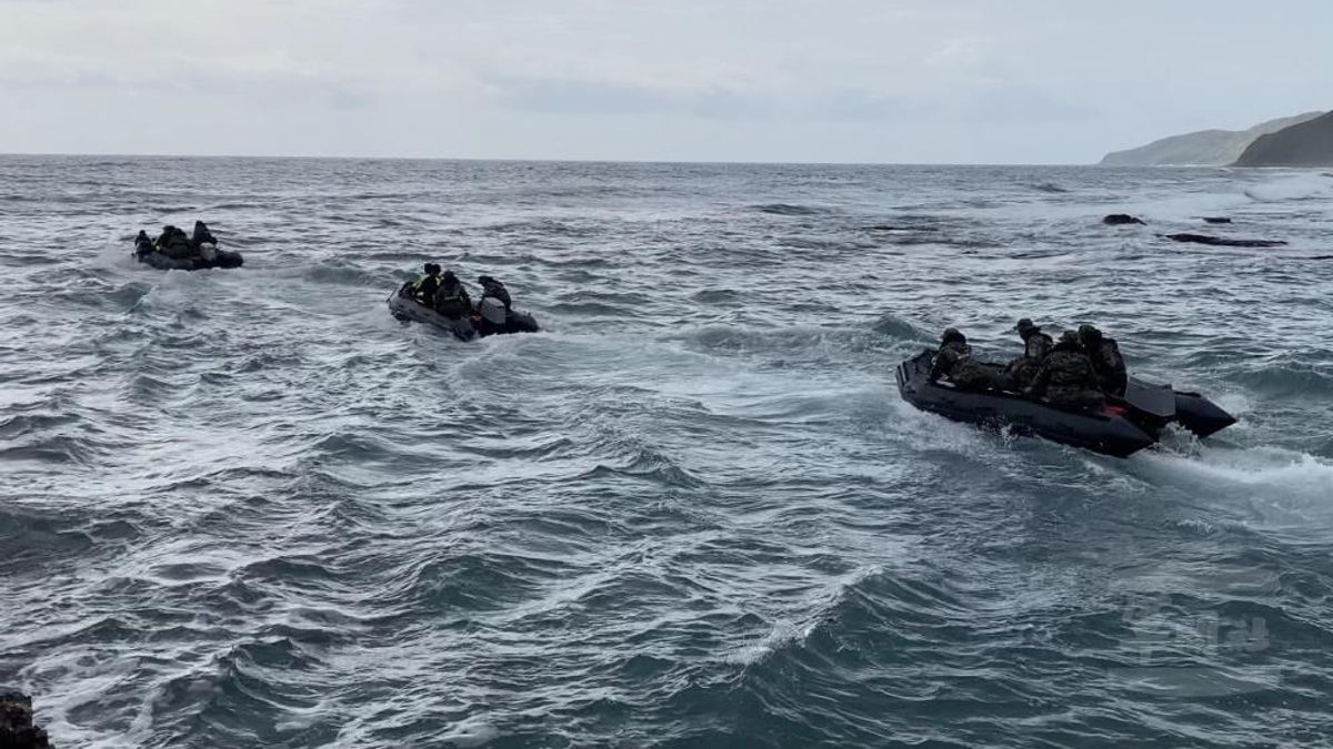 國防部軍政副部長張哲平上將29日受訪時坦言,「目前搜救尚無最新進展」。圖為兩棲偵搜大隊乘橡皮艇搜救。(取自軍聞社) 國防部軍政副部長張哲平上將29日受訪時坦言,「目前搜救尚無最新進展」。圖為兩棲偵搜大隊乘橡皮艇搜救。(取自軍聞社)