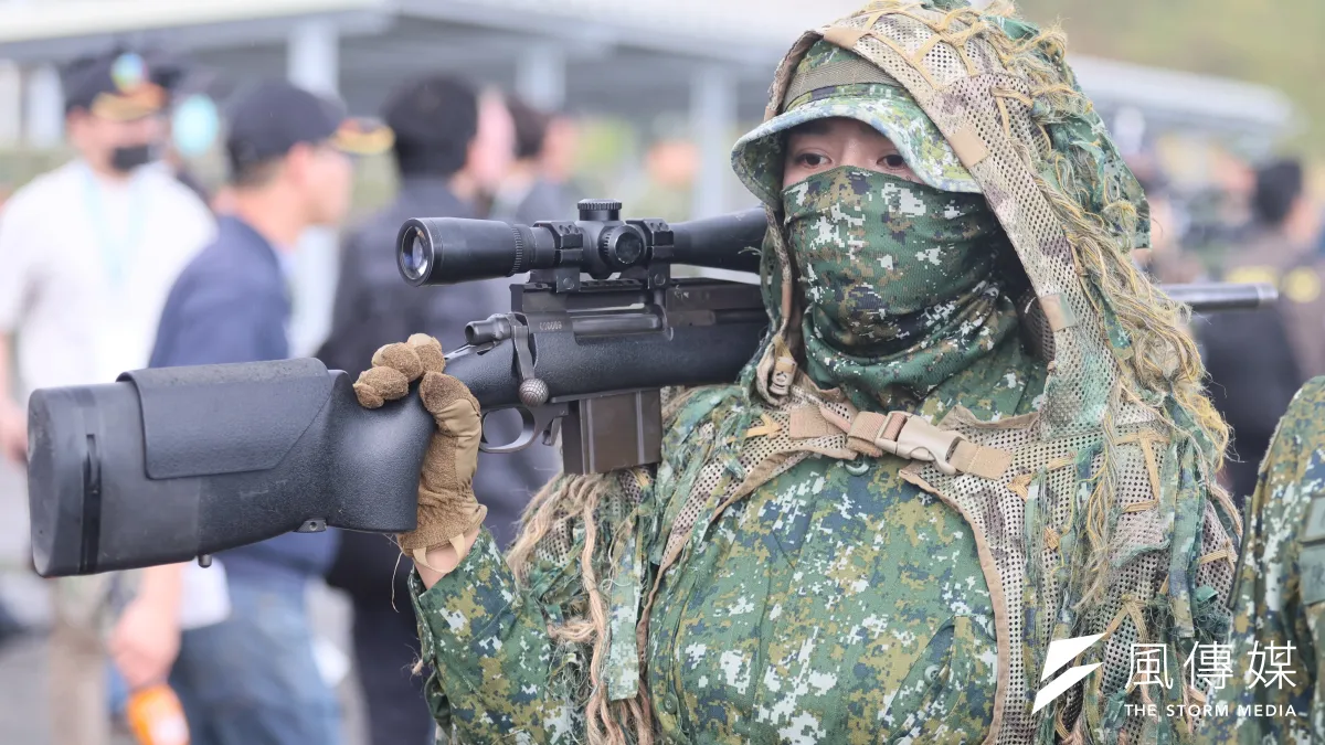 作者認為,不因任由「獨裁者困境」在軍隊內部孳生,圖為國軍春節在陸軍台東指揮部太平營區進行操演,國軍女性狙擊手參與演練。(資料照,柯承惠攝)