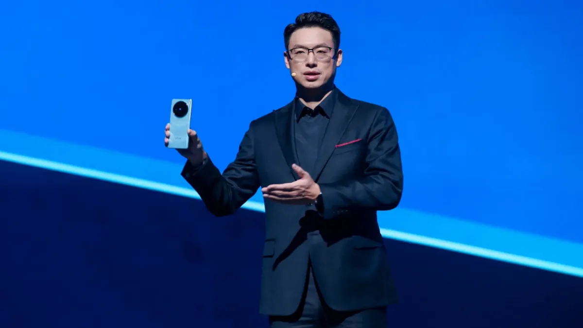 vivo X 系列旗艦機包括 X100 跟 X100 Pro,搭載最新AI 旗艦晶片天璣9300將於11月21日開賣,台灣將於 12 月中旬發表。(圖/壹哥的科技生活提供)