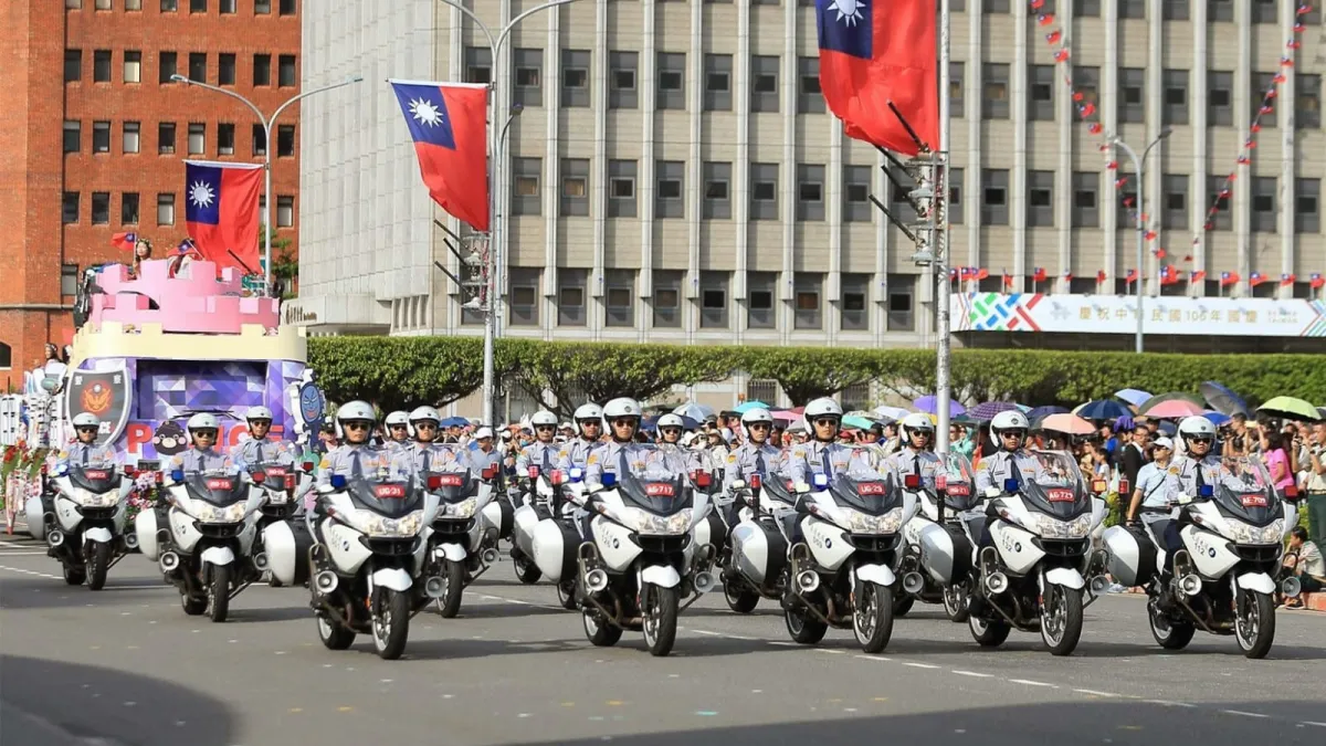 亞運台灣英雄暨國慶花車大遊行,將由台北市警局機車隊(見圖)等擔任前導,悍馬車搭載金銀牌選手,接受民眾夾道歡迎。。(中華文化總會提供)