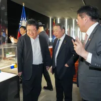 日本の超党派議員が「台湾海峡の平和と安定を考える」勉強会を設立。台湾海峡情勢や日台協力について政府への政策提言や立法の参考意見として提出する方針だ。写真は事務局長を務める日本維新の会の石平参院議員(中央)と台湾の林佳龍・外交部長(右)。(資料写真/林氏のフェイスブックより) 日本の超党派議員が「台湾海峡の平和と安定を考える」勉強会を設立。台湾海峡情勢や日台協力について政府への政策提言や立法の参考意見として提出する方針だ。写真は事務局長を務める日本維新の会の石平参院議員(中央)と台湾の林佳龍・外交部長(右)。(資料写真/林氏のフェイスブックより)