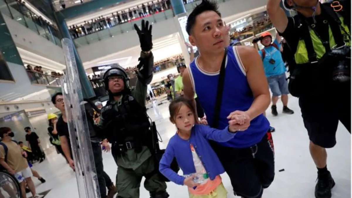 香港反送中本周再度爆發多場抗議,警民間的衝突也再升級。(BBC中文網)