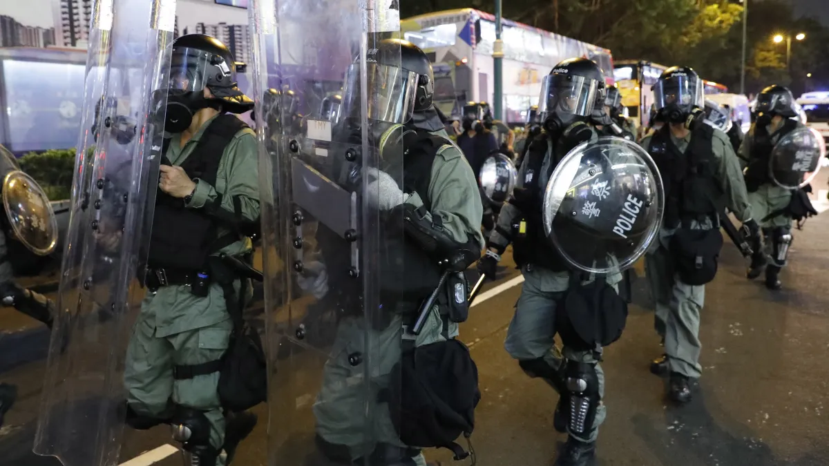 香港反送中示威持續延燒,民眾與警方持續衝突,作者認為香港事件也為兩岸的關係開了破口,透露民進黨、國民黨、中國共產黨在兩岸政策的失能和思維盲點。(資料照,AP)