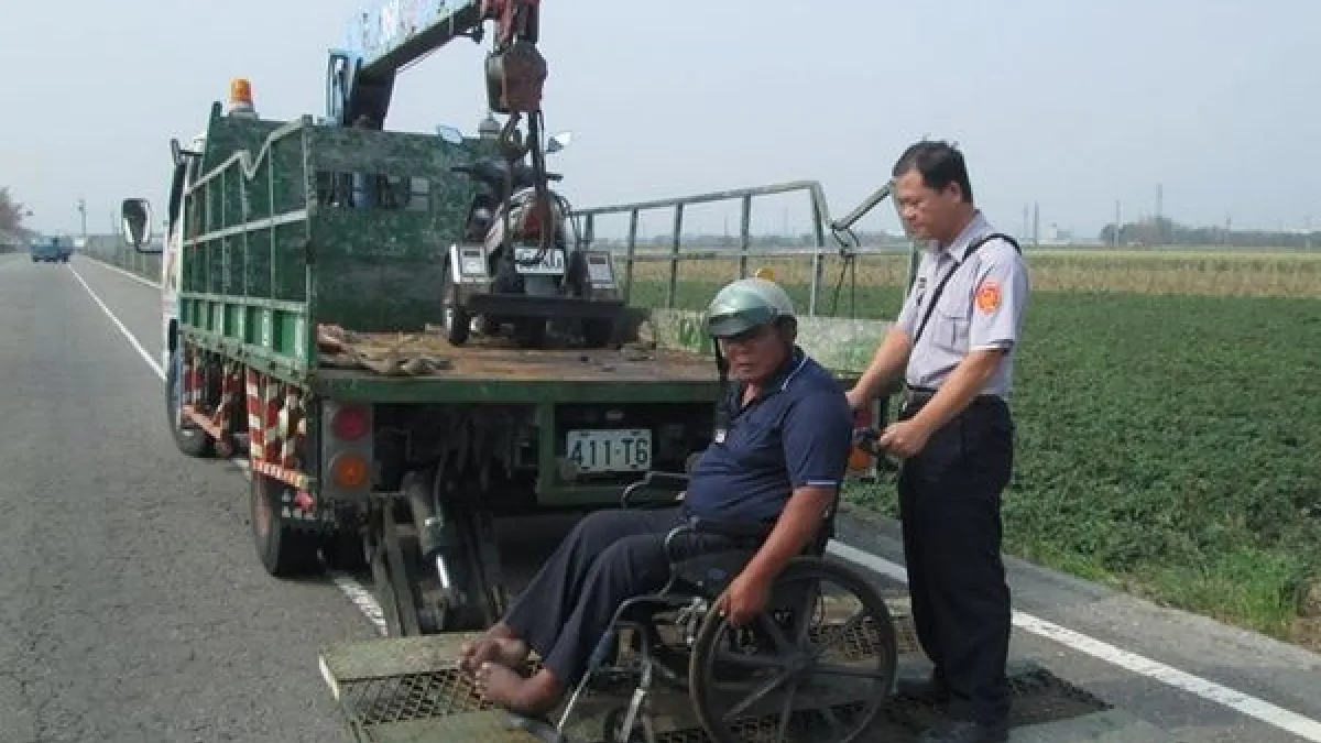 身障男騎3輪車半路拋錨 警火速救援助解圍