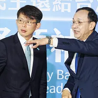 黄国昌民衆党主席(左)と朱立倫国民党主席(右)は、最終的に頼清徳総統からの招待による「国家安全保障ブリーフィング」には出席しないことを決定した。(写真/柯承惠撮影) 黄国昌民衆党主席(左)と朱立倫国民党主席(右)は、最終的に頼清徳総統からの招待による「国家安全保障ブリーフィング」には出席しないことを決定した。(写真/柯承惠撮影)