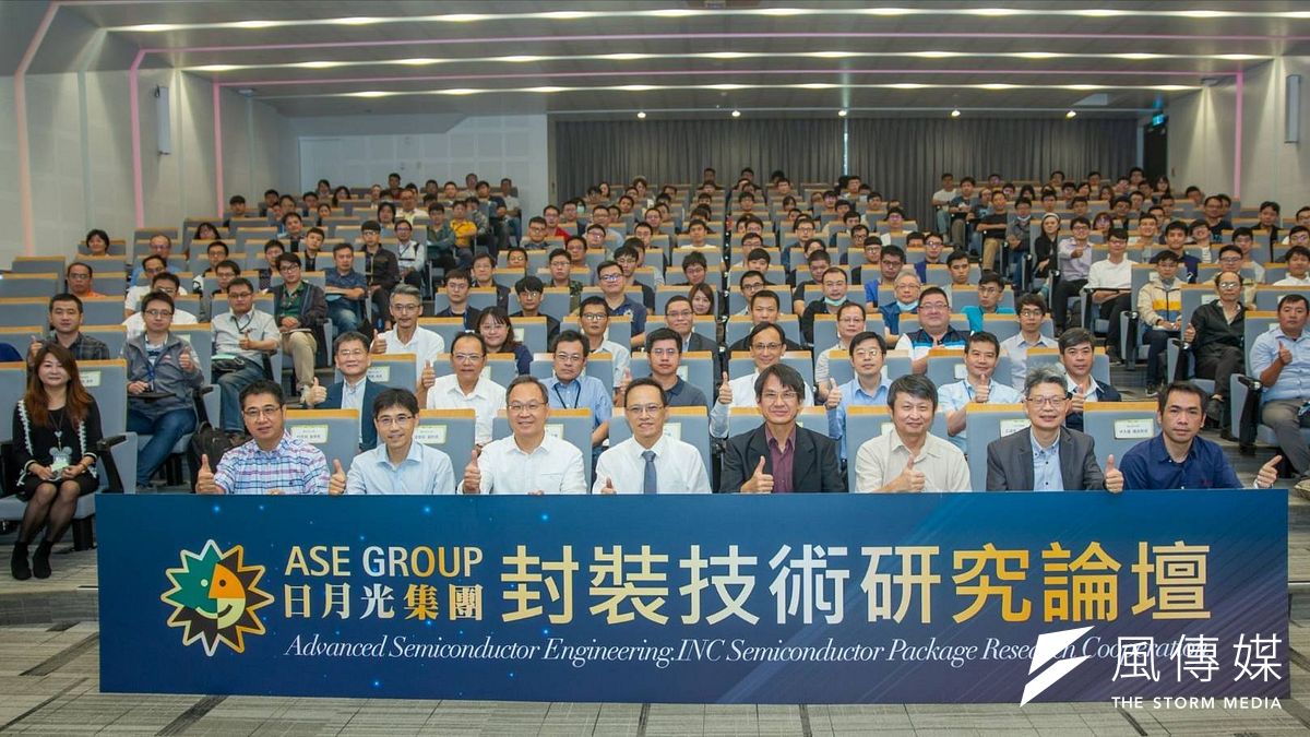 中山大學產學長林哲信(左起)、中山大學工學院副院長溫朝凱、日月光集團副總洪志斌、中山大學工學院院長范俊逸、日月光集團高雄廠資深副總洪松井、中山大學工學院副院長邱逸仁、日月光集團高雄廠資深副總王頌斐。(圖/徐炳文攝) 中山大學產學長林哲信(左起)、中山大學工學院副院長溫朝凱、日月光集團副總洪志斌、中山大學工學院院長范俊逸、日月光集團高雄廠資深副總洪松井、中山大學工學院副院長邱逸仁、日月光集團高雄廠資深副總王頌斐。(圖/徐炳文攝)