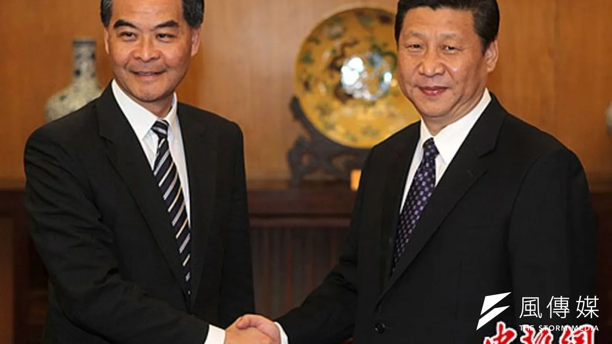 中國國家主習習近平(右)9日與香港行長官梁振英(左)見面,圖為資料照。(取自中新社)