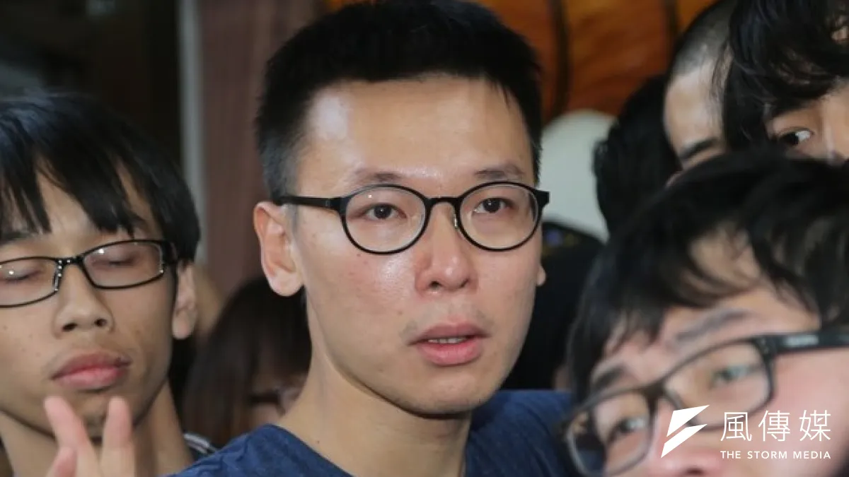 318總指揮之一的林飛帆聲援因佔領行政院遭聲押的魏揚。(吳逸驊攝)