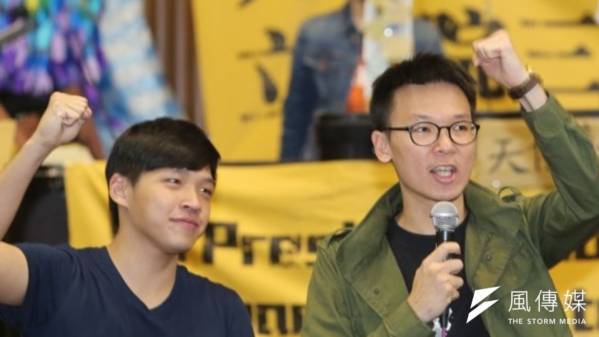 學生是否退場?林飛帆(右)表示與學生討論後給答案。(余志偉攝) 學生是否退場?林飛帆(右)表示與學生討論後給答案。(余志偉攝)