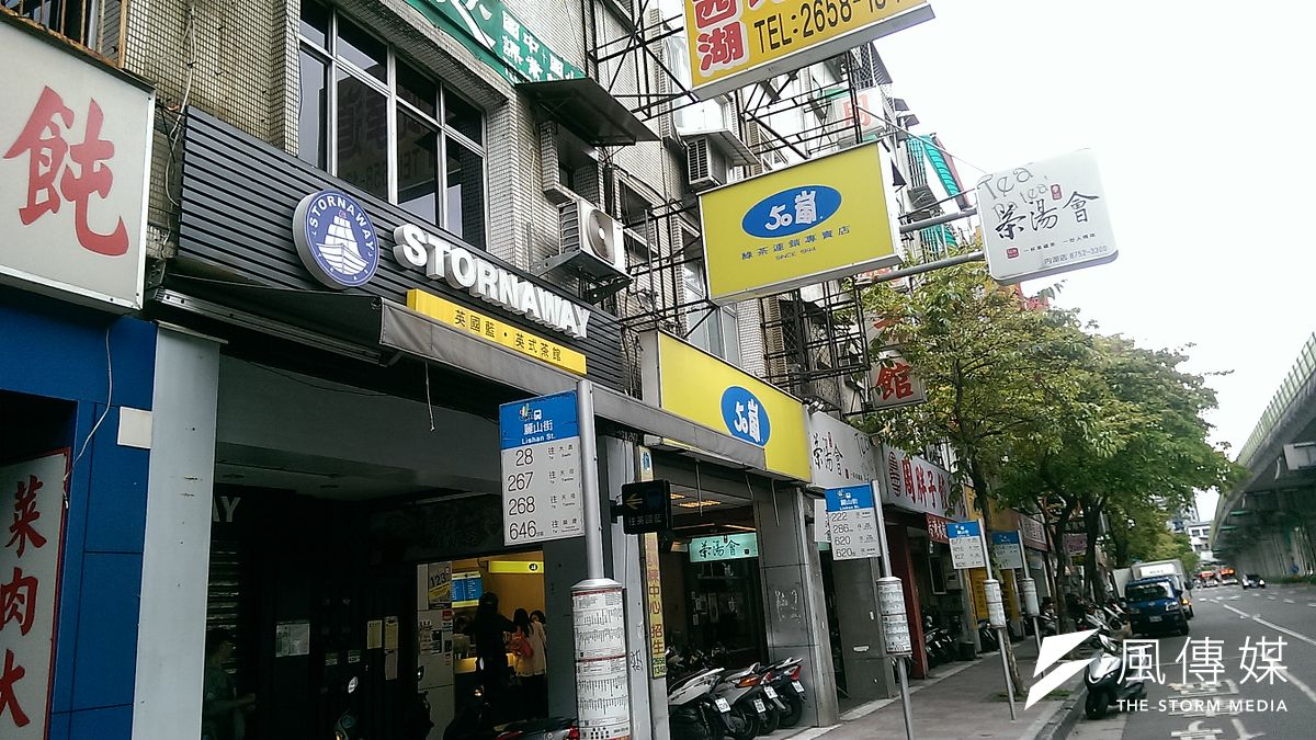 手搖茶飲店傳出茶葉含有農藥殘留,為防堵不合格茶葉流入市面,食藥署將對進口茶葉100%逐批查驗。(方炳超攝) 手搖茶飲店傳出茶葉含有農藥殘留,為防堵不合格茶葉流入市面,食藥署將對進口茶葉100%逐批查驗。(方炳超攝)