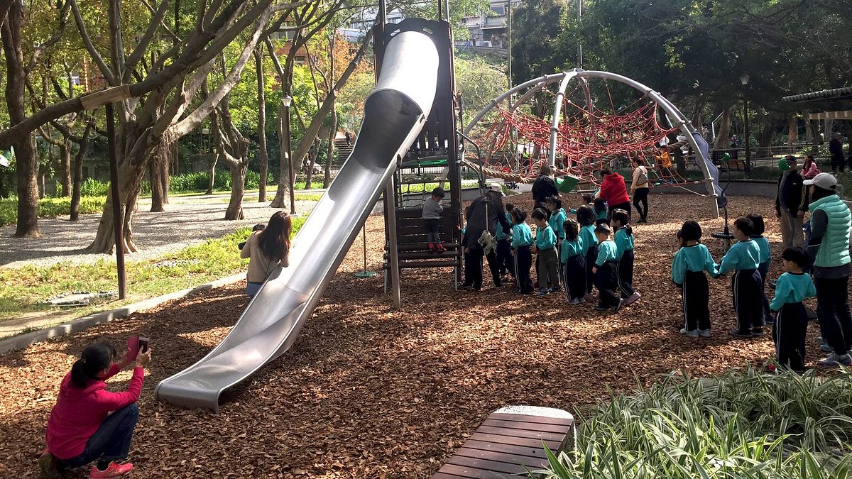 天和公園拋棄以往橡膠地墊鋪面,改採配合自然環境的木屑鋪面,攀爬架用多種組件組合,孩童可以透過自己的想像力與體能肌力,創造出屬於自己的遊戲方式和更多可能性。(取自台北市政府) 天和公園拋棄以往橡膠地墊鋪面,改採配合自然環境的木屑鋪面,攀爬架用多種組件組合,孩童可以透過自己的想像力與體能肌力,創造出屬於自己的遊戲方式和更多可能性。(取自台北市政府)