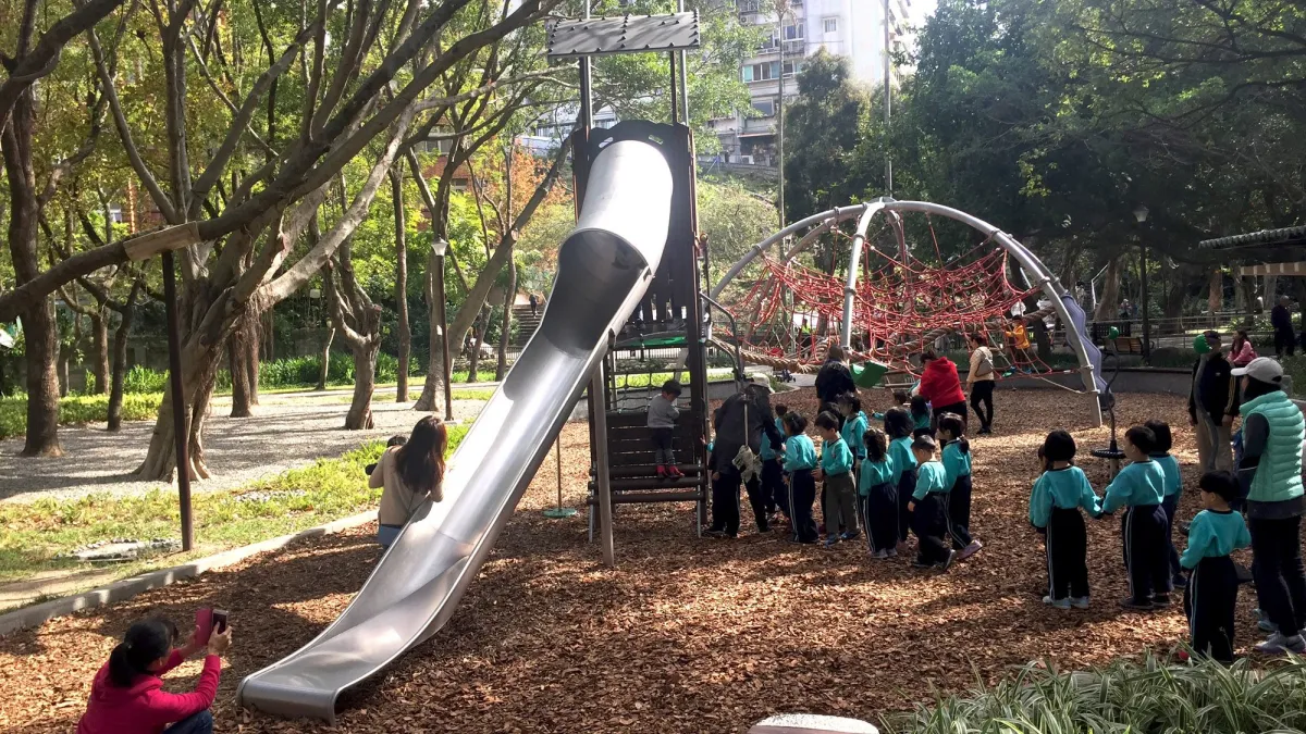 天和公園拋棄以往橡膠地墊鋪面,改採配合自然環境的木屑鋪面,攀爬架用多種組件組合,孩童可以透過自己的想像力與體能肌力,創造出屬於自己的遊戲方式和更多可能性。(取自台北市政府)